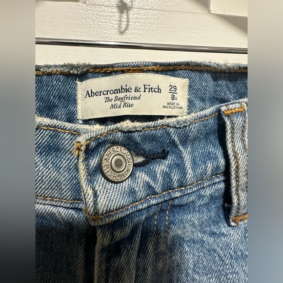 Abercrombie and Fitch Boyfriend Midrise Raw Hem Jeans Distressed Size 8R EUC - Picture 3 of 6